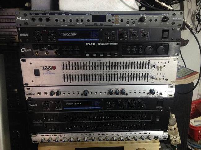 加入均衡器來調(diào)整音響系統(tǒng)時(shí)，要對音響系統(tǒng)頻率特性進(jìn)行調(diào)整