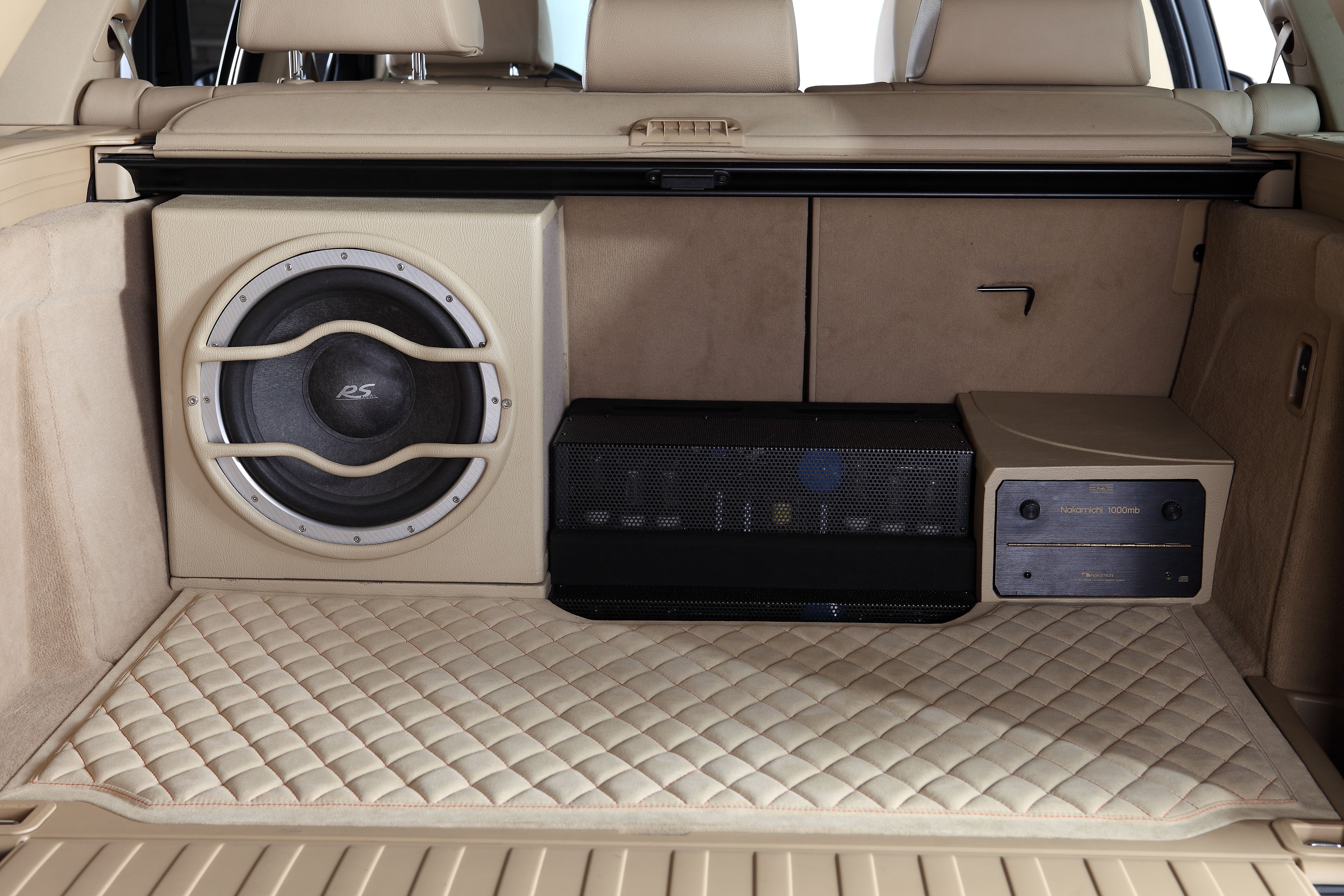 清遠(yuǎn)本田鋒范汽車(chē)音響改裝全套歌劇世家，好音質(zhì)令人無(wú)法抗拒的享受