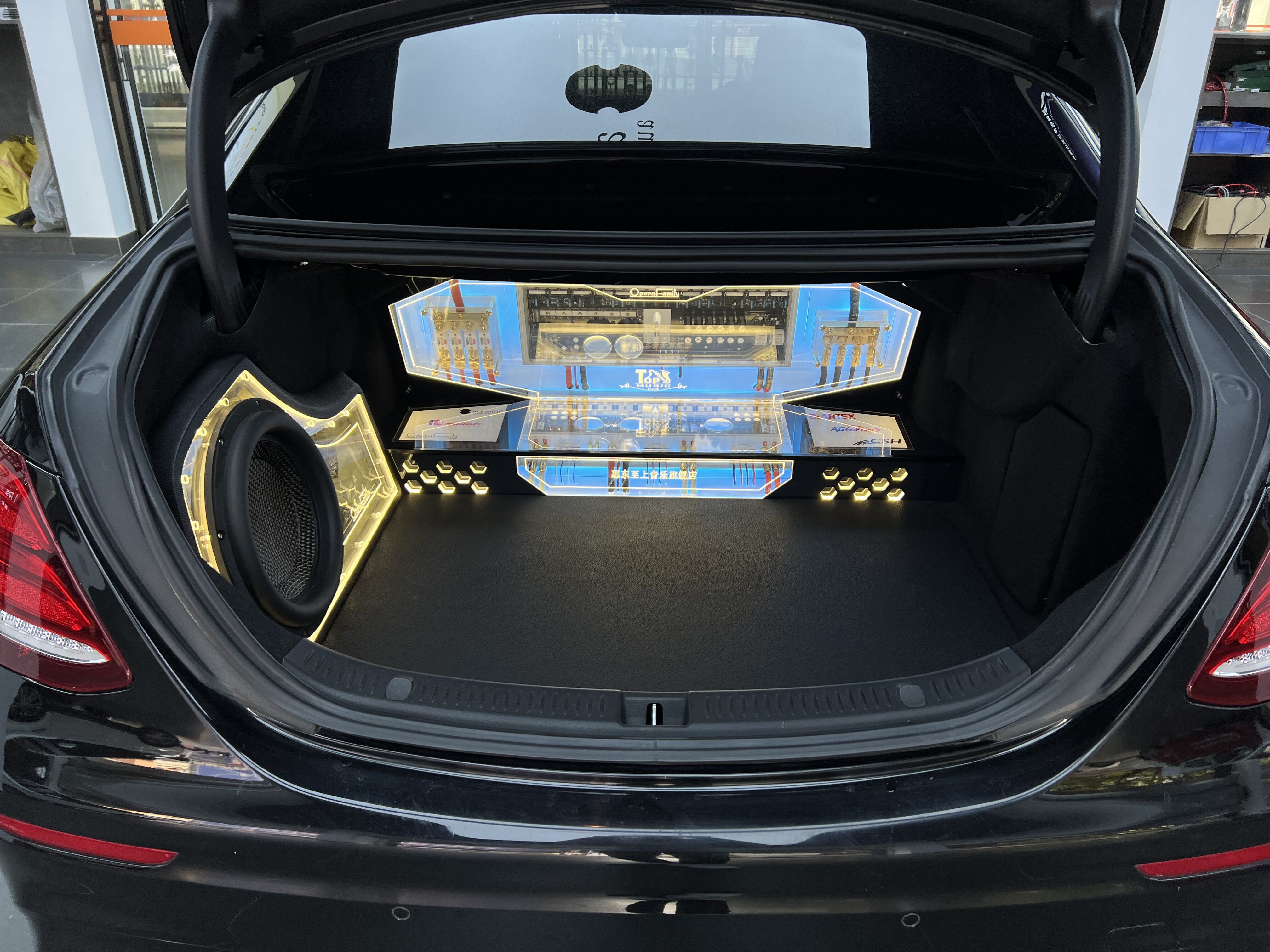 奔馳E級全套升級歌劇世家 精美的尾箱倒模又來搶鏡了！